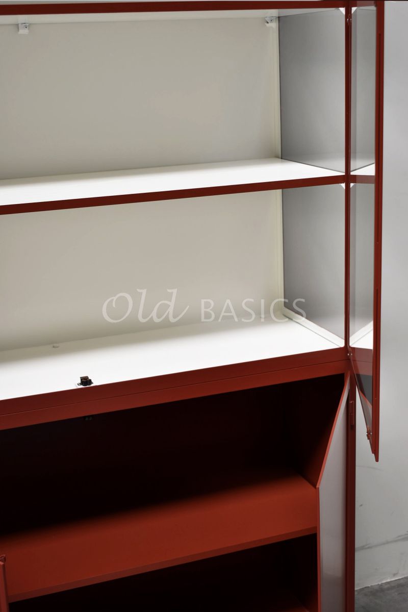 Detail van Apothekerskast Demi, 2 deuren, RAL3009, rood, materiaal staal